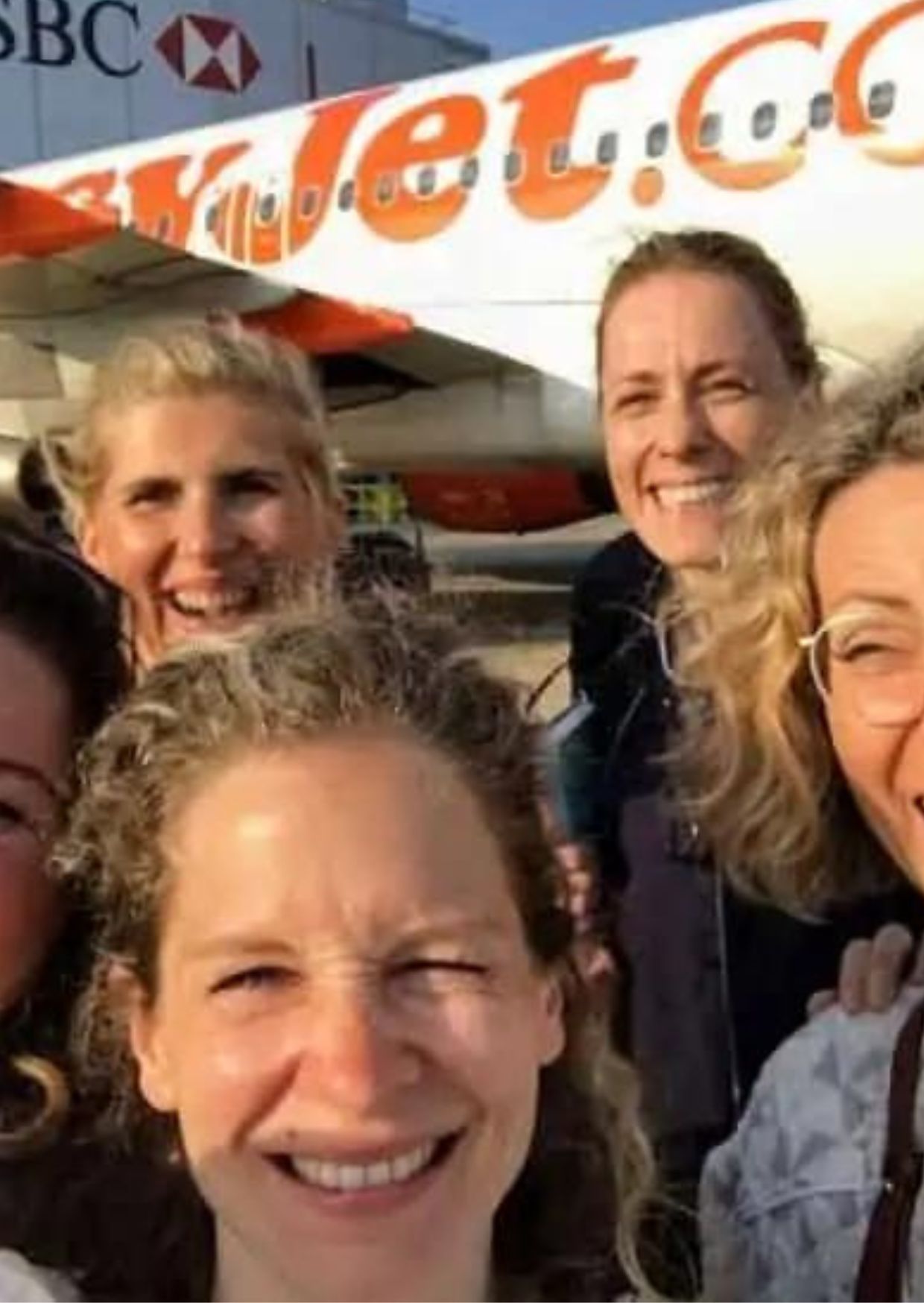 Selfie von Susanne und ihre Freundinnen vor einem EasyJet Flugzeug
