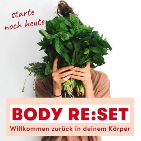 Eine Frau, die mit beiden Händen grünes Gemüse vor ihr Gesicht hält. Vor ihrem Körper steht ein Banner mit dem Text "Body Re:set - willkommen zurück in deinem Körper" und in Handschrift steht geschrieben: "starte noch heute"
