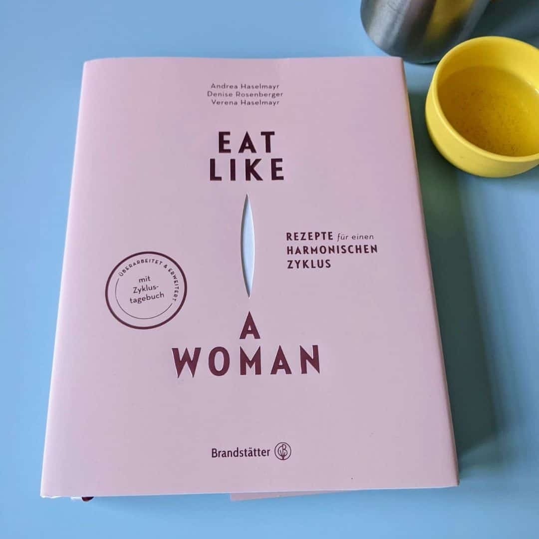 Buch "Eat like a woman" auf einem Coffetable mit Teetasse und Teekanne