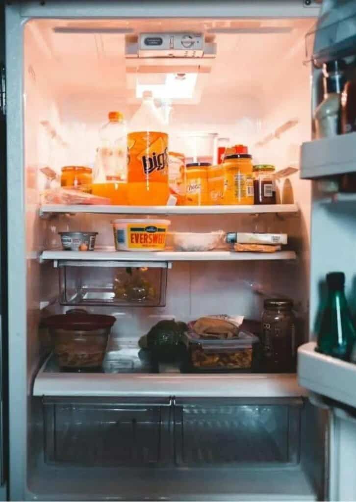 Der Inhalt der Regale eines Kühlschranks