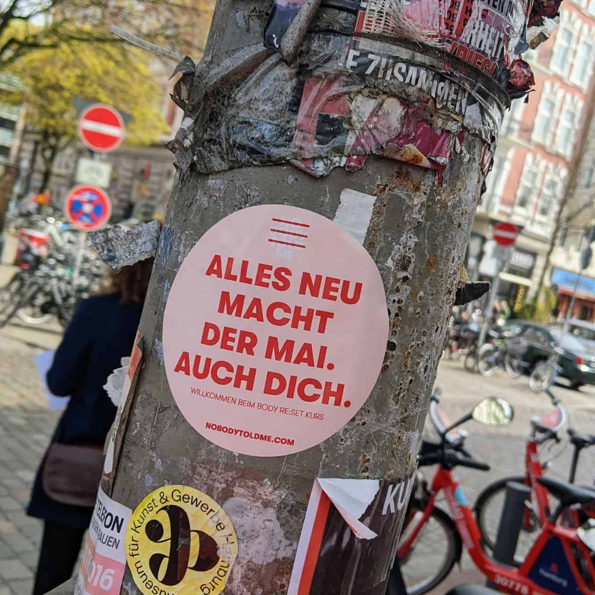 Alles neu macht der Mai Sticker gesehen in Hamburg, Mai 2022