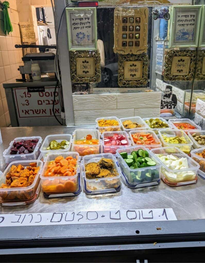 Mezze in einem Straßenkiosk in Tel Aviv