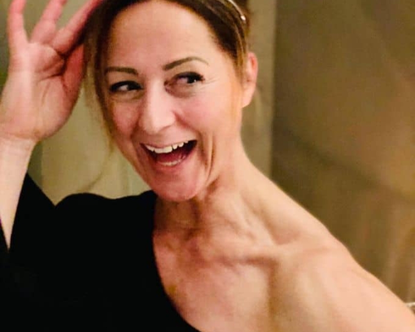 Model Moni Homann, 50, trägt ein braunes dunkelbraunes Kleid, welches einsietig schulterfrei ist. Auf dem Kopf trägt sie ein Diadem mit einer 50 in der Mitte. Sie trägt ihr braunes Haar hochgesteckt und freut s Model Moni Homann, 50, trägt ein braunes dunkelbraunes Kleid, welches einsietig schulterfrei ist. Auf dem Kopf trägt sie ein Diadem mit einer 50 in der Mitte. Sie trägt ihr braunes Haar hochgesteckt und freut s