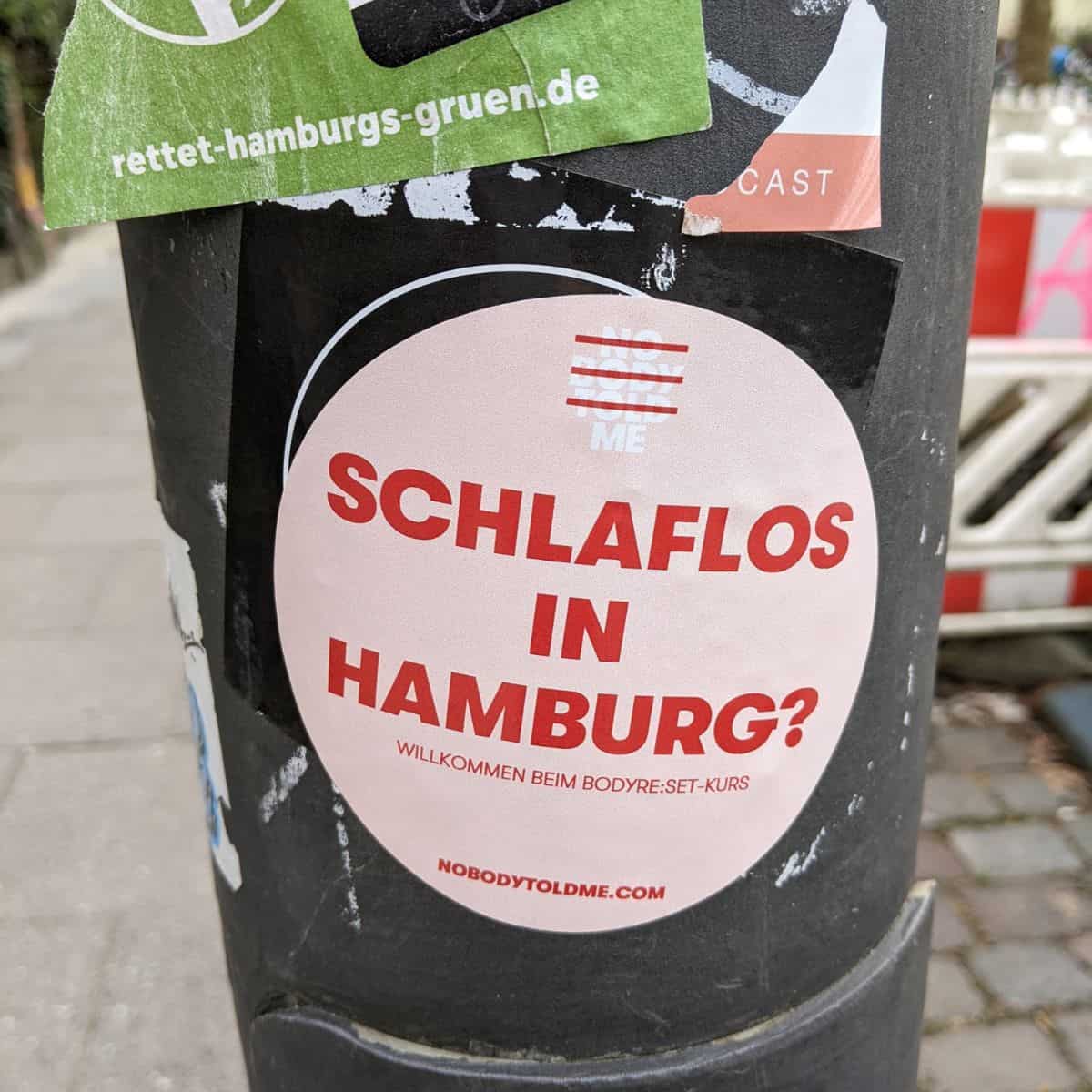 Schlaflos in Hamburg, Sticker gesehen in Hamburg im Mai 2022