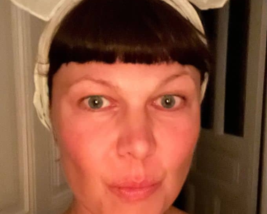 Selfie von Frau mit geradem Pony und dunkelbraunen Haaren und weißem Band mit Schleife im Haar. Sie ist 42 Jahre alt. Selfie von Frau mit geradem Pony und dunkelbraunen Haaren und weißem Band mit Schleife im Haar. Sie ist 42 Jahre alt.