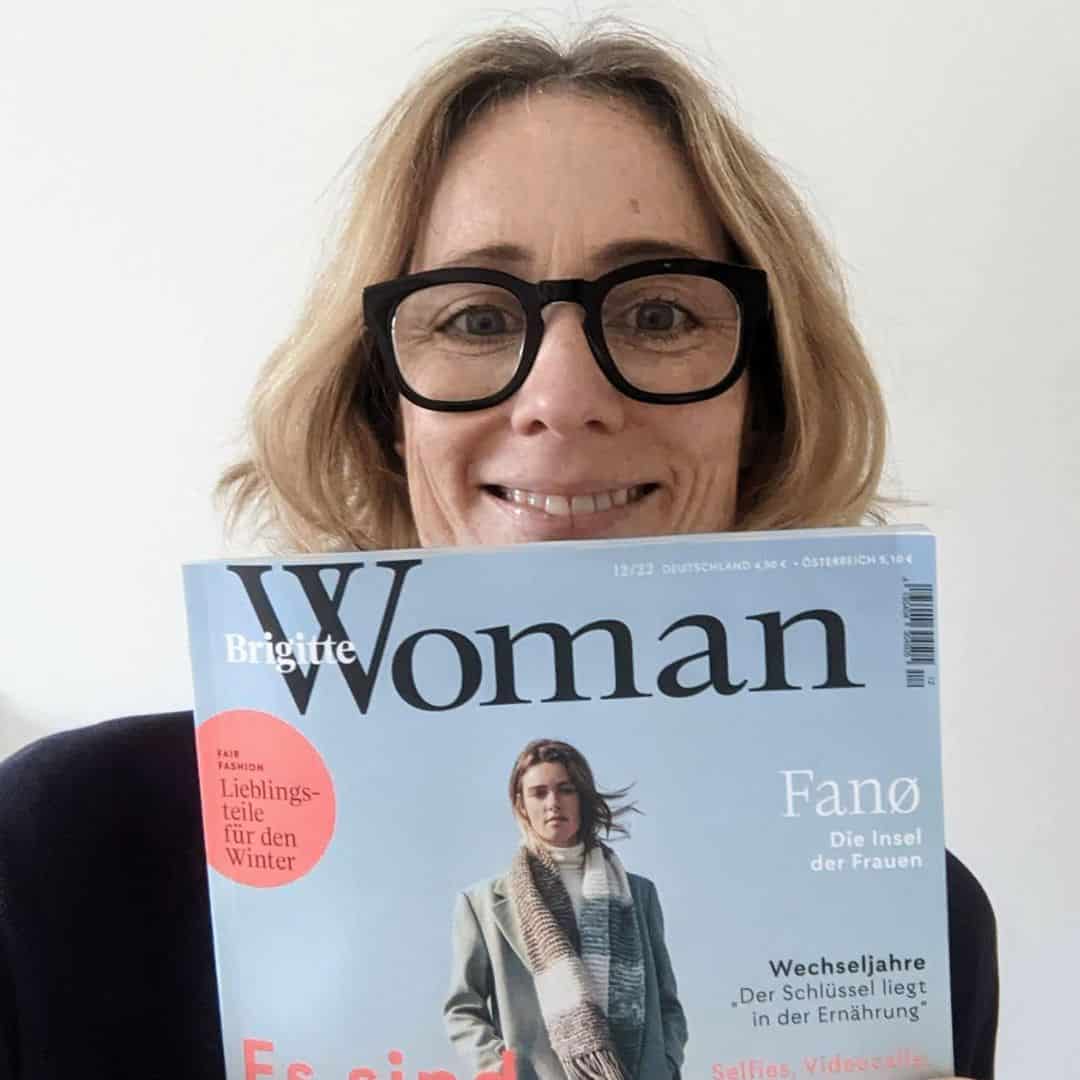 Susanne Liedtke hält die November Ausgabe der Brigitte Woman vor sich und freut sich