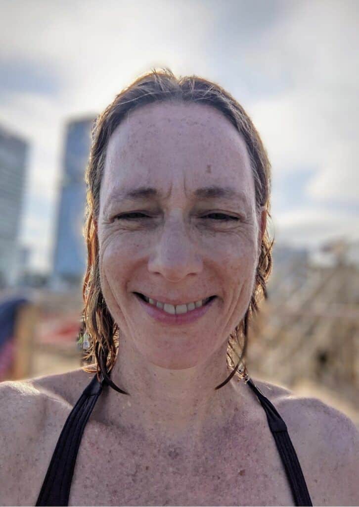 Selfie einer Frau mit nassen Haaren am Strand von Tel Aviv