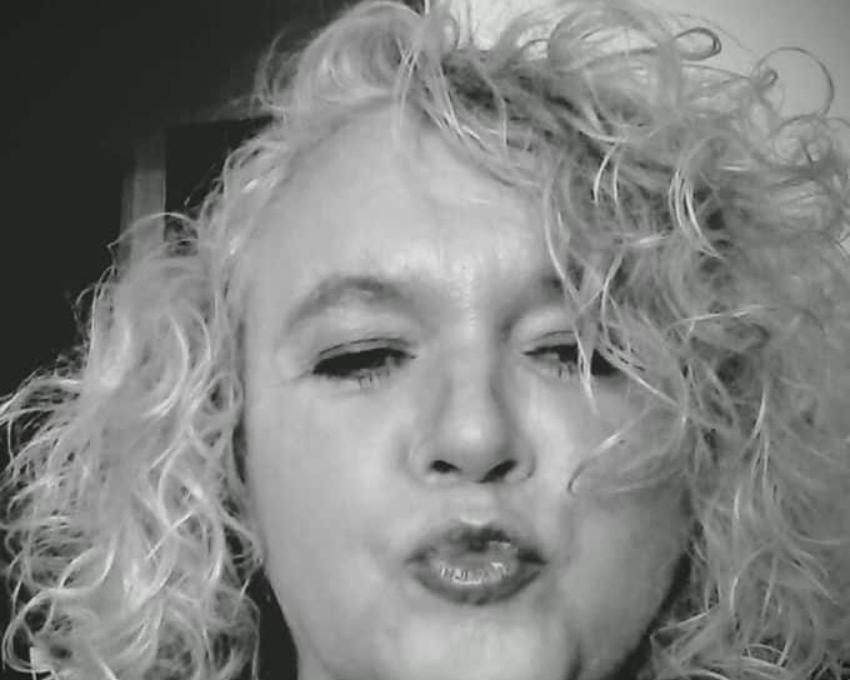 Frau mit Locken gibt einen Luftkuss Frau mit Locken gibt einen Luftkuss