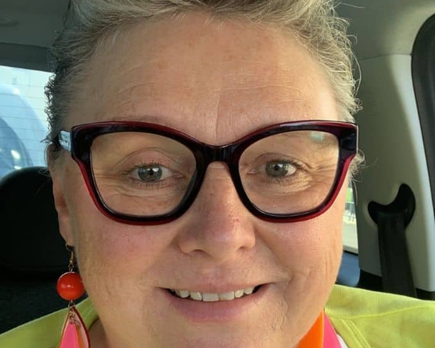 Frau mit auffälliger schwarzer Brille und modischem Kurzhaarschnitt