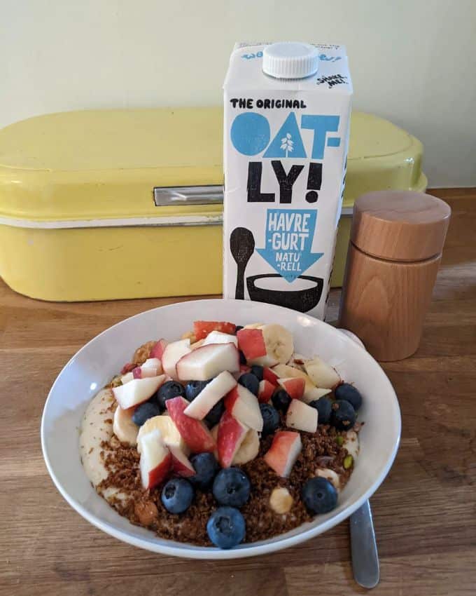 mein Frühstück am Morgen: Joghurt mit Leinsamen, Nüssen, Mandeln und Obst