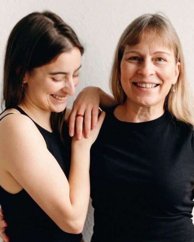 zwei Frauen in schwarzem Unterhemd und Unterhose.