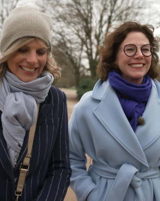 Kathrin Sänger und Ildiko von Kürthy beim Spaziergang