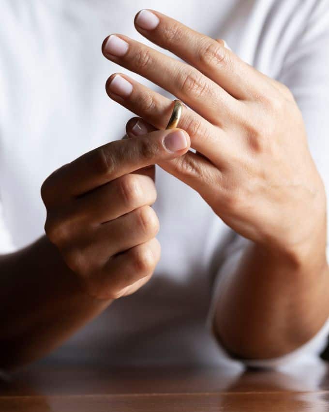 Frau zieht Eheing vom Finger