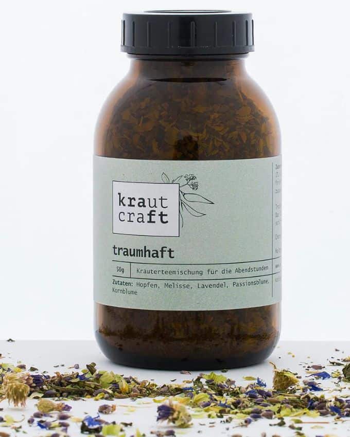 Tee von krautcraft in der braunen Apothekerflasche