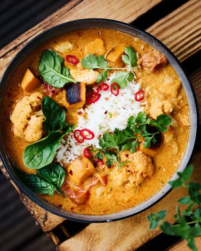 eine Schüssel COURGETTE UND AUBERGINE CURRY von oben