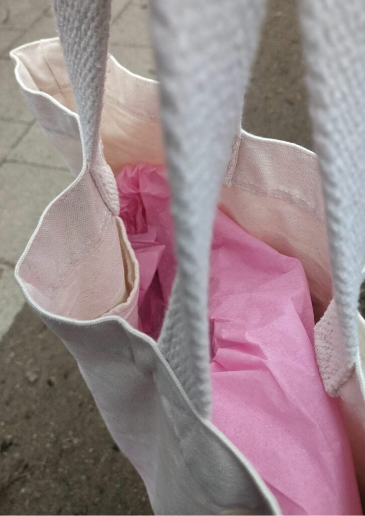 Tasche mit rosa Papier