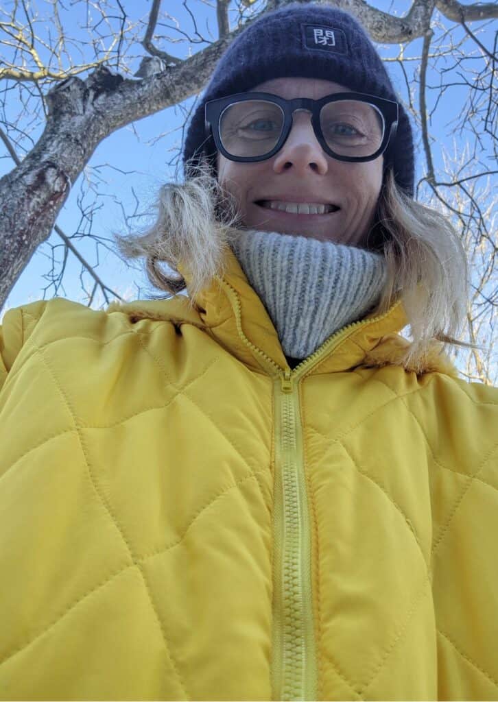 Susanne Liedtke im gelben Schneeanzug