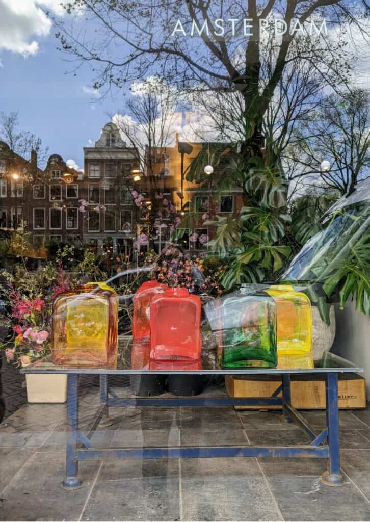 bunte Glasvasen bei Pompon in Amsterdam