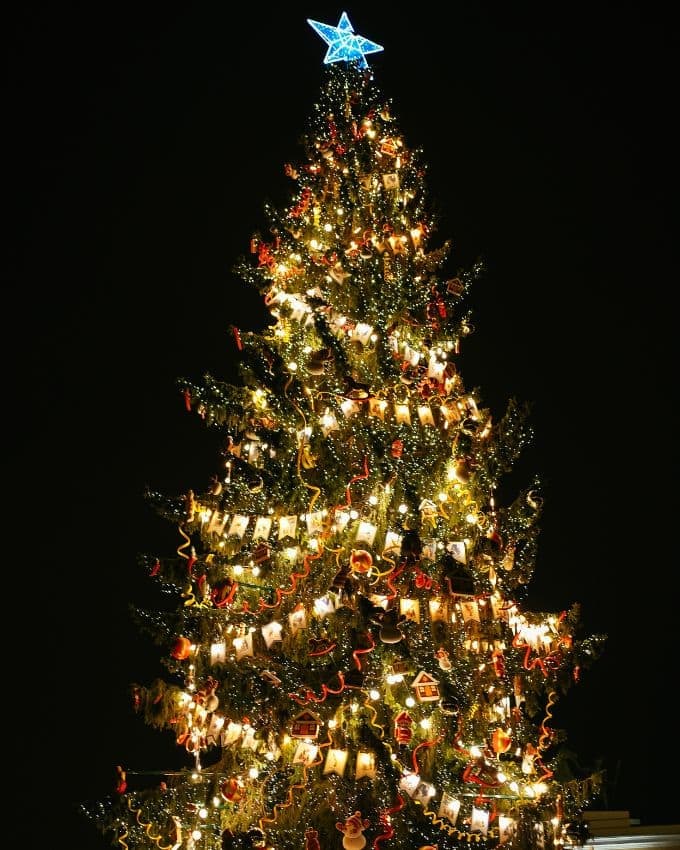 Weihnachtsbaum mit bunten Kugeln und Lichtern im dunklen