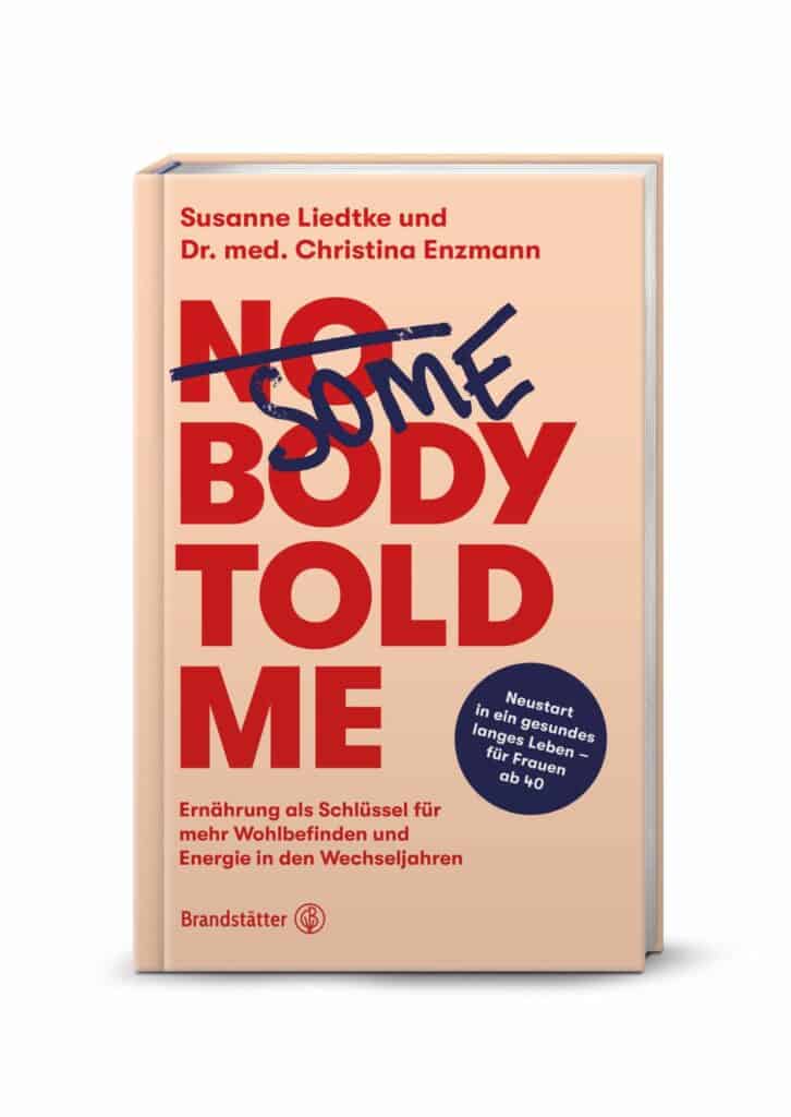 Ein Buchcover in einem warmen Pfirsichton mit einem kontrastreichen, überstrichenen Schriftzug "NOBODY TOLD ME". Darunter stehen die Namen der Autorinnen, Susanne Liedtke und Dr. med. Christina Enzmann. Der Untertitel erklärt, dass es um Ernährung als Schlüssel für mehr Wohlbefinden und Energie in den Wechseljahren geht, ergänzt durch ein Label, das einen "Neustart in ein gesundes langes Leben – für Frauen ab 40" verspricht. Das Logo des Brandstätter Verlags ist unten sichtbar.
