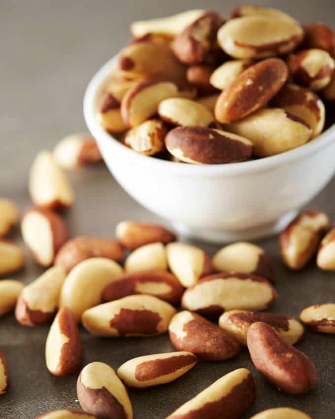 Paranüsse in weißer Schale