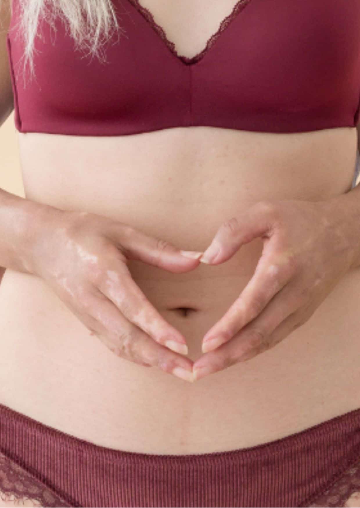 Ausschnitt der Körpermitte einer Frau in roter Unterwäsche