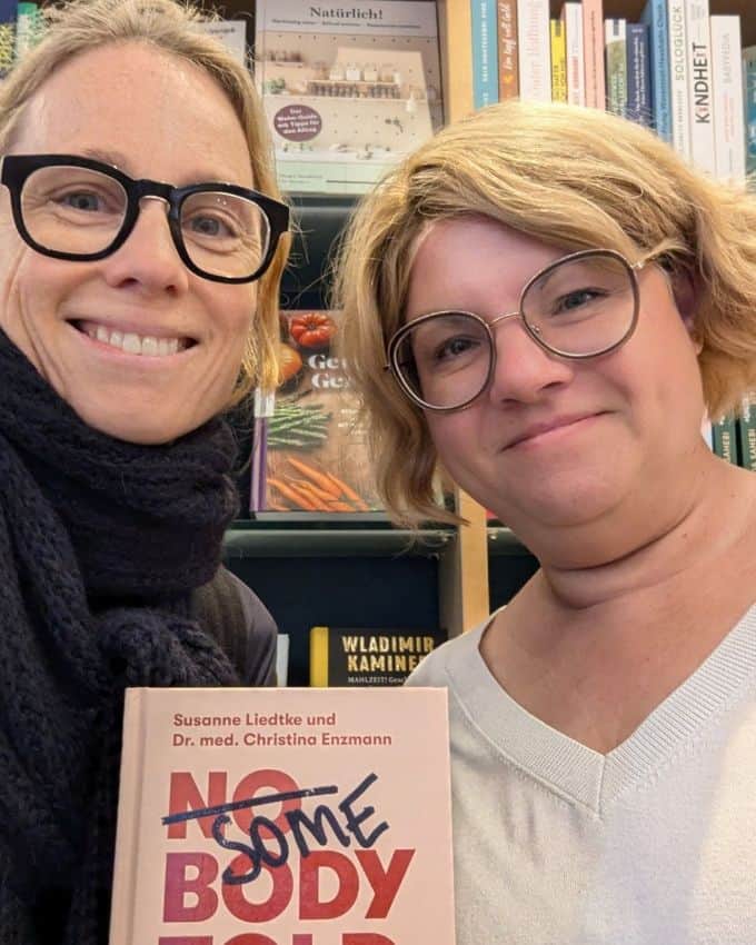 Susanne Liedtke und Jana Büchert halten das Somebodytoldme Buch