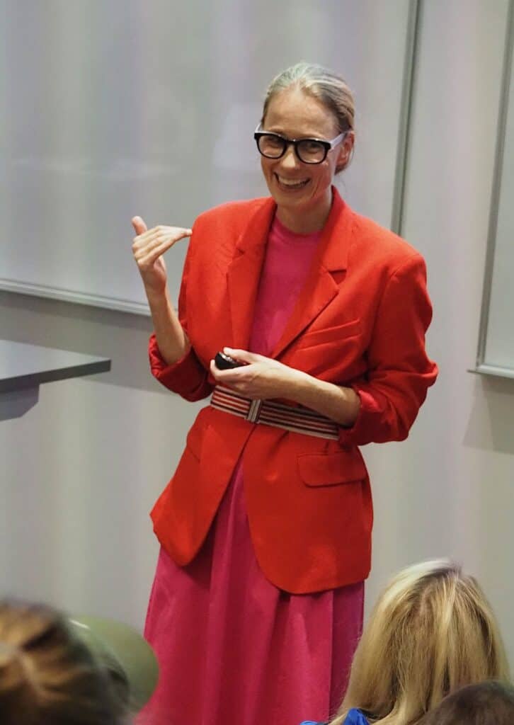 Susanne Liedtke in Rotem Blazer und pinker Hose