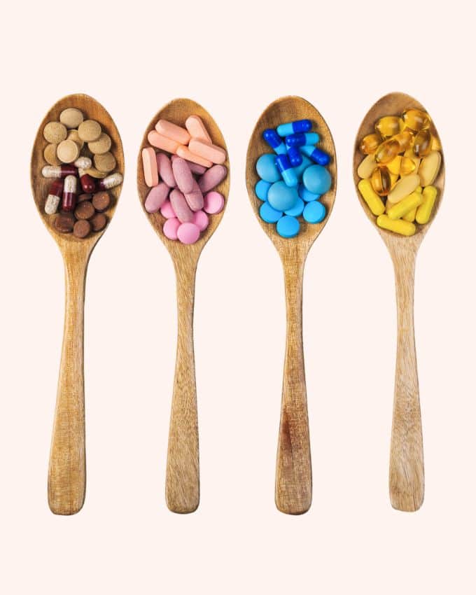 Holzlöffel mit bunten Tabletten