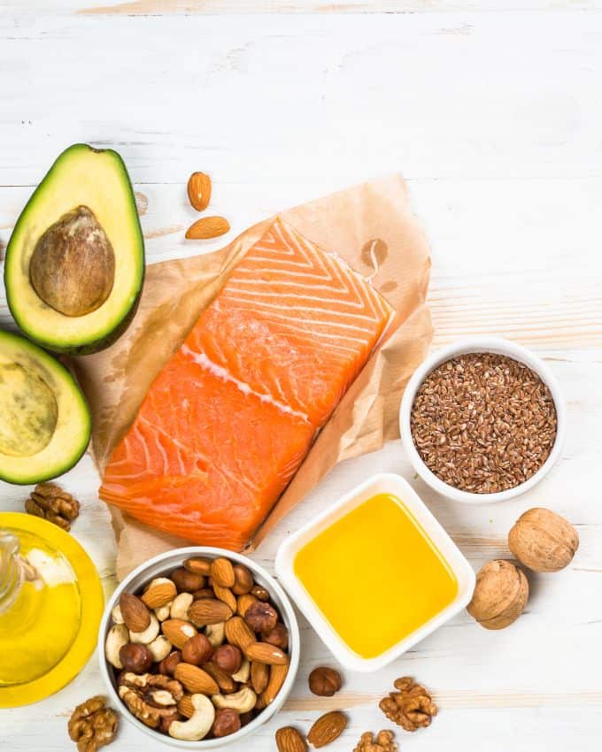 Omega-3 reiche Lebensmittel. Lachs. Avocado, Nüsse, Leinsamen, Öl