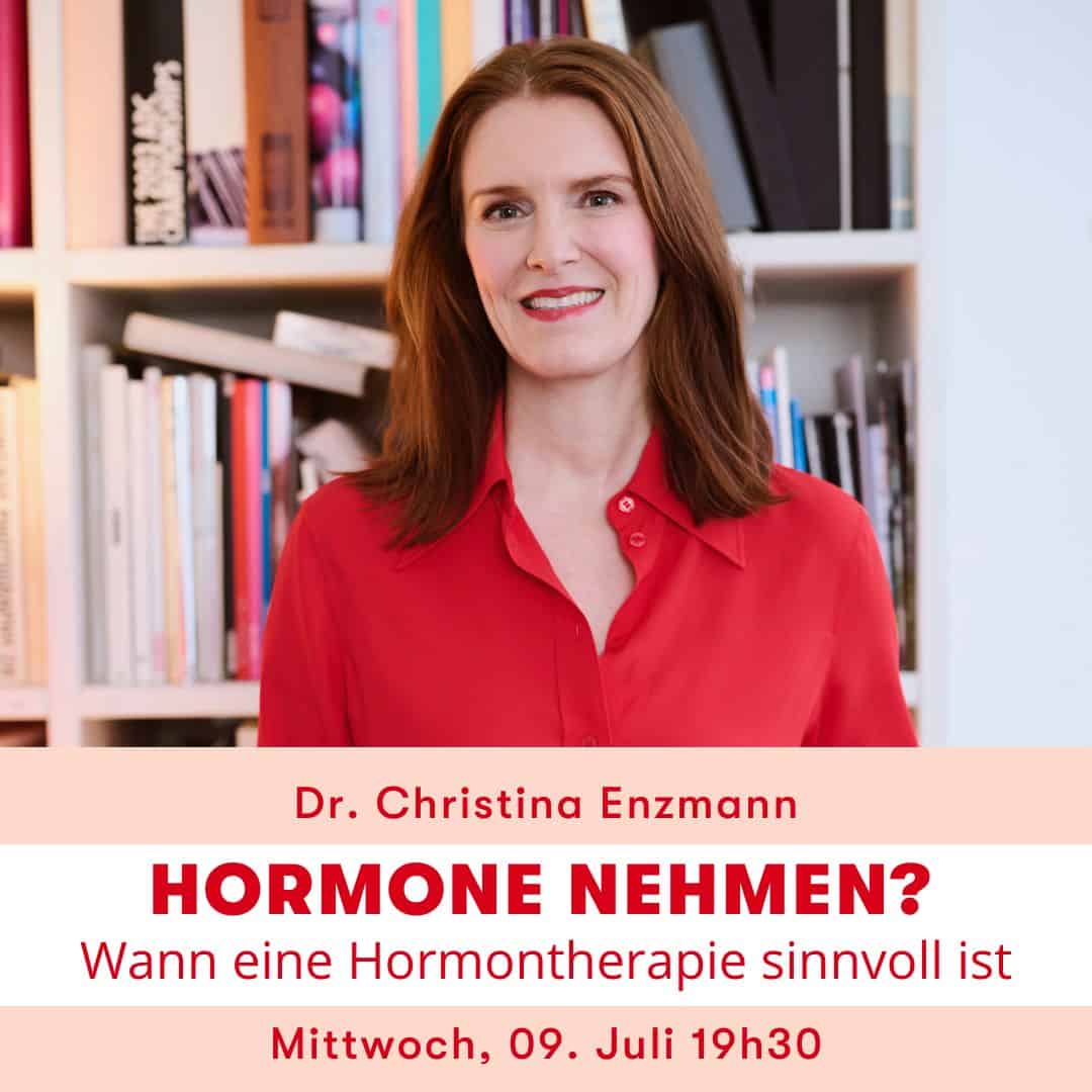 Frau mit langen braunen Haaren und roter Bluse