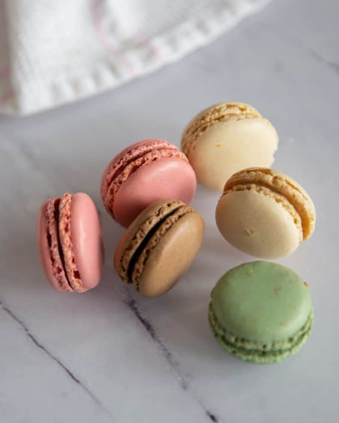 Bunte Macarons auf einer weißen Platte