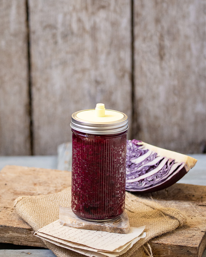 Rotes Sauerkraut im Glas