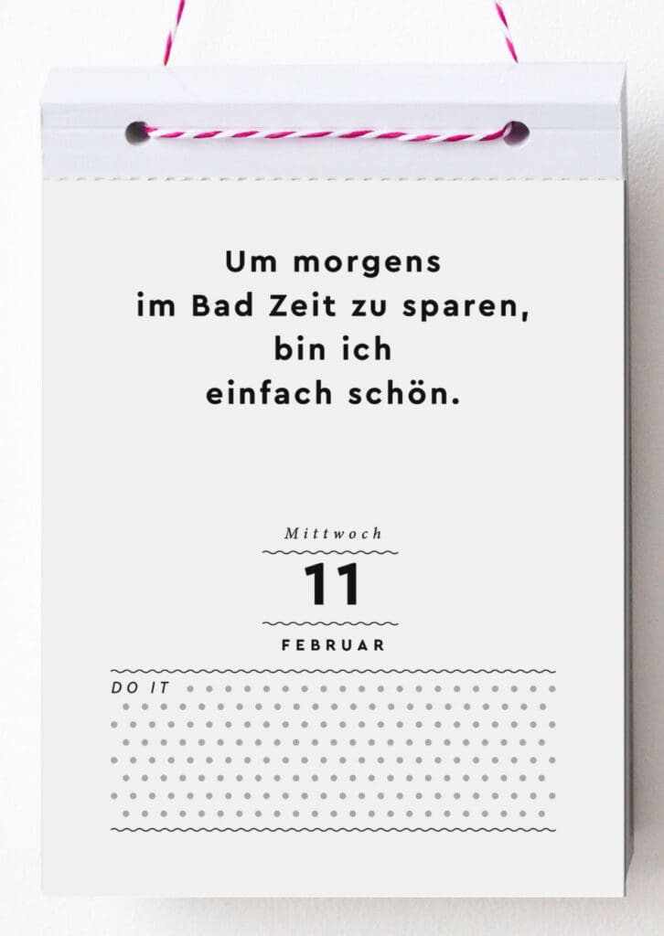 weißer Kalendar zum Abreißen an Faden aufgehängt