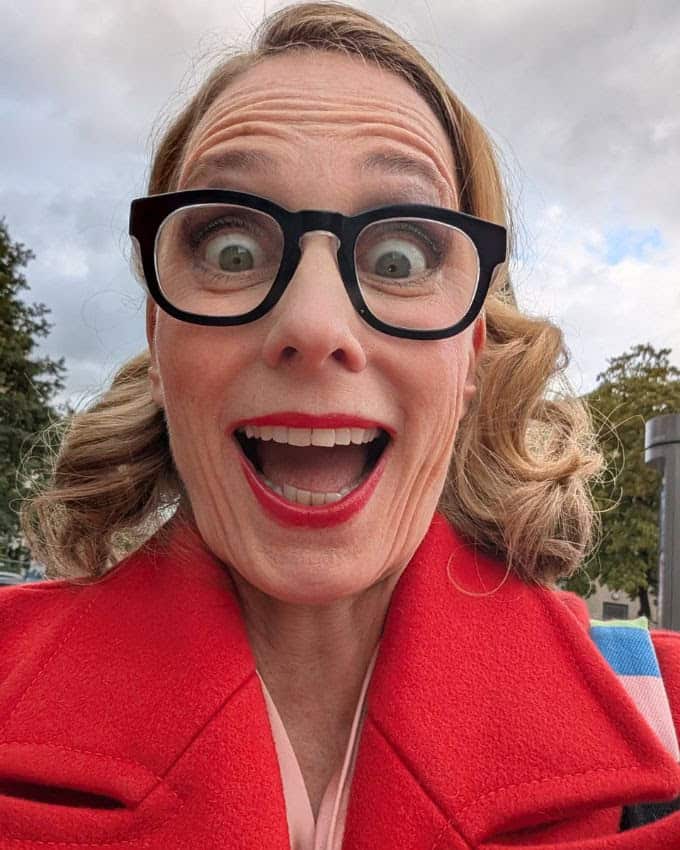 Susanne Liedtke mit schwarzer Brille und rotem Lippenstift