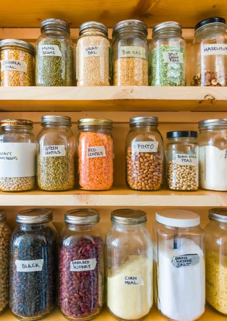 Regal mit Saaten und Nüssen in Vorratsgläsern