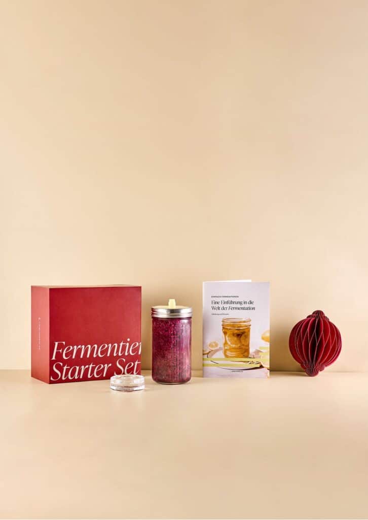 Fermentieren Starter Set mit Glas, Anleitung und Zubehör auf beige Hintergrund – ideales Set zum Fermentieren von Gemüse und anderen Lebensmitteln von Lieblingsglas.