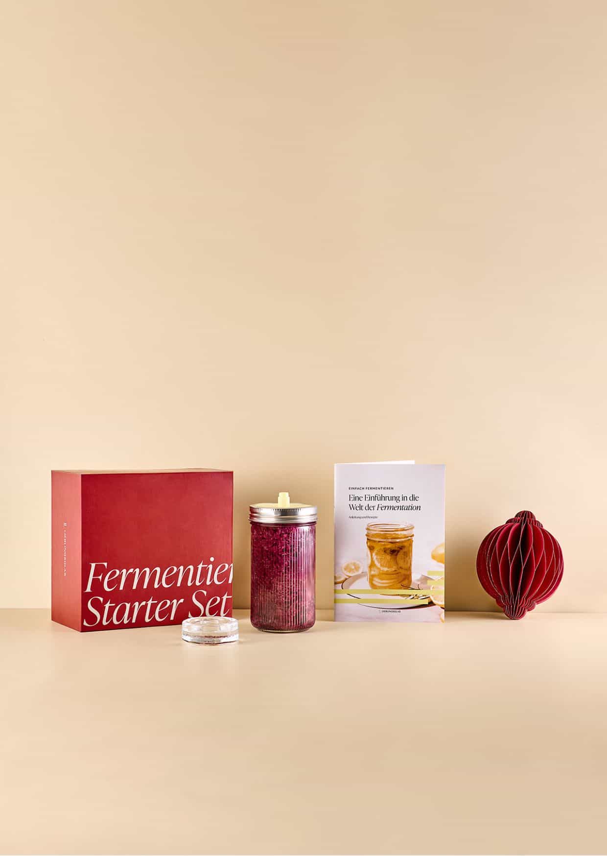 Fermentieren Starter Set mit Glas, Anleitung und Zubehör auf beige Hintergrund – ideales Set zum Fermentieren von Gemüse und anderen Lebensmitteln von Lieblingsglas.