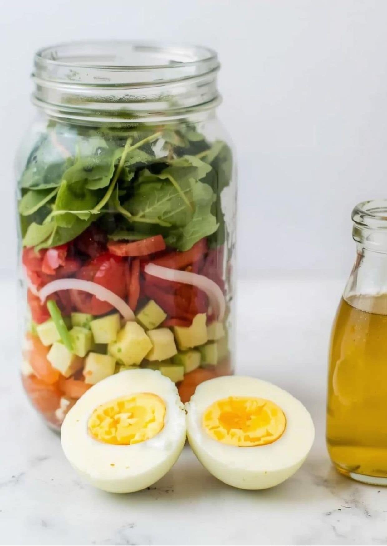 Meal Prep I Salat im Glas mit zwei Eiern und Dressing