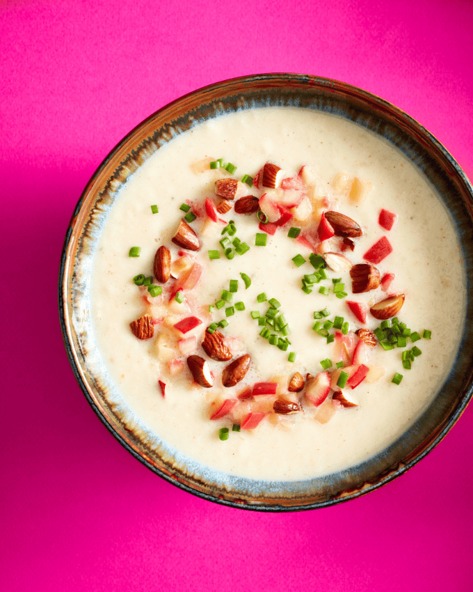 Schwarzwurzelsuppe mit Kräuter-Mandel-Topping