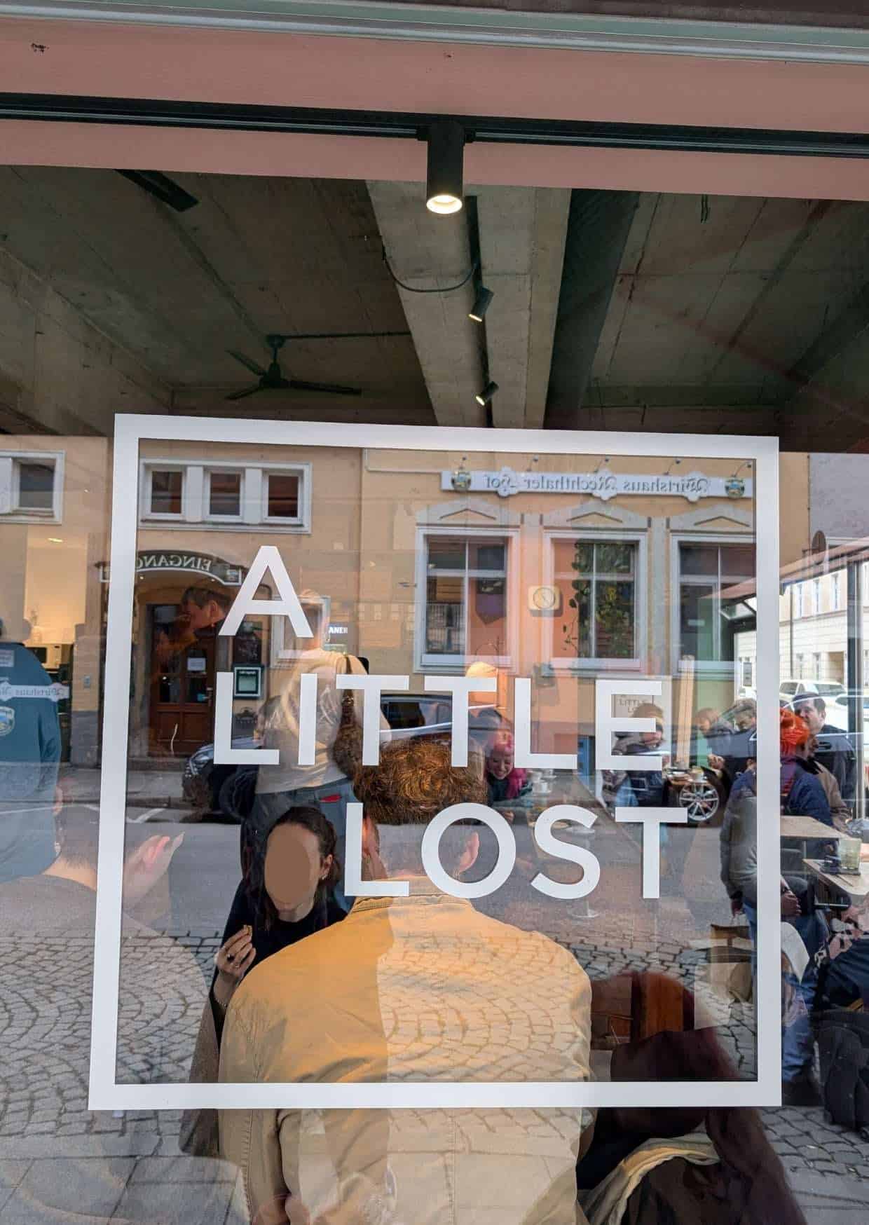 Schaufenster mit der Schrift "a little lost"