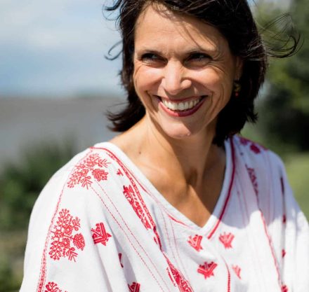 Amelie Fechner Auf dem Bild mit weißem Hemd und dunklen Haaren