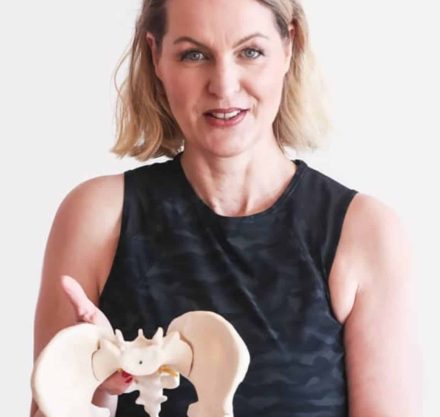 Anya Naima Wilke hält ein Model von einem Becken in der Hand
