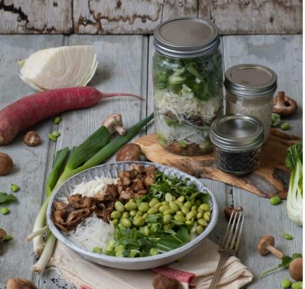 Asiatischer Koriander Salat mit Weißkohl, Pak Choi, Tofu, garniert mit Edamame und Frühlingszwiebeln.