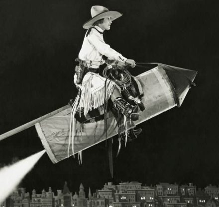 Frau auf einer Rakete