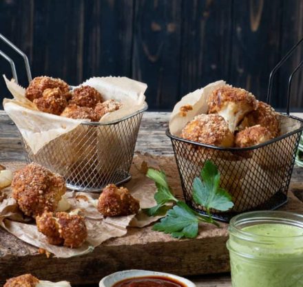 Blumenkohl Drumsticks in kleinen Metallkörbe auf einem Holzbrett angerichtet