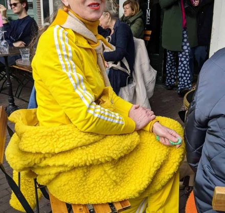 Frau in Gelb in Amsterdam