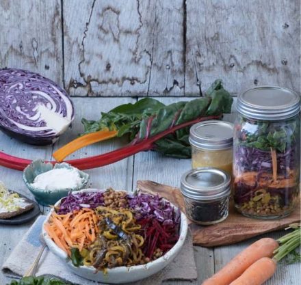 Indischer Salt in großer Schale mit Mangold, Rotkohl und Linsen garniert mit eingelegten Zwiebeln.