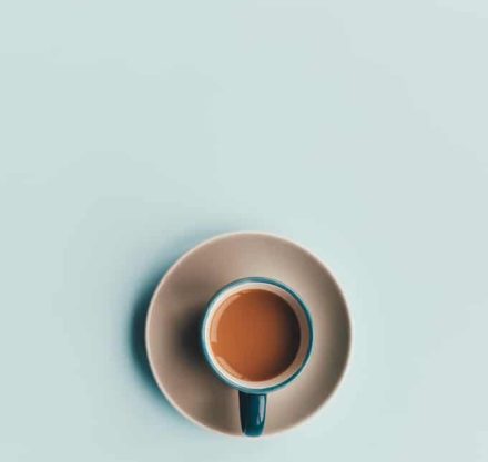 kaffee-auf-blauem-hintergrund.jpg