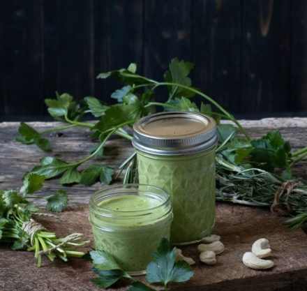 Kräuter- Cashew- Sauce in Einmachgläsern, garniert mir Petersilie